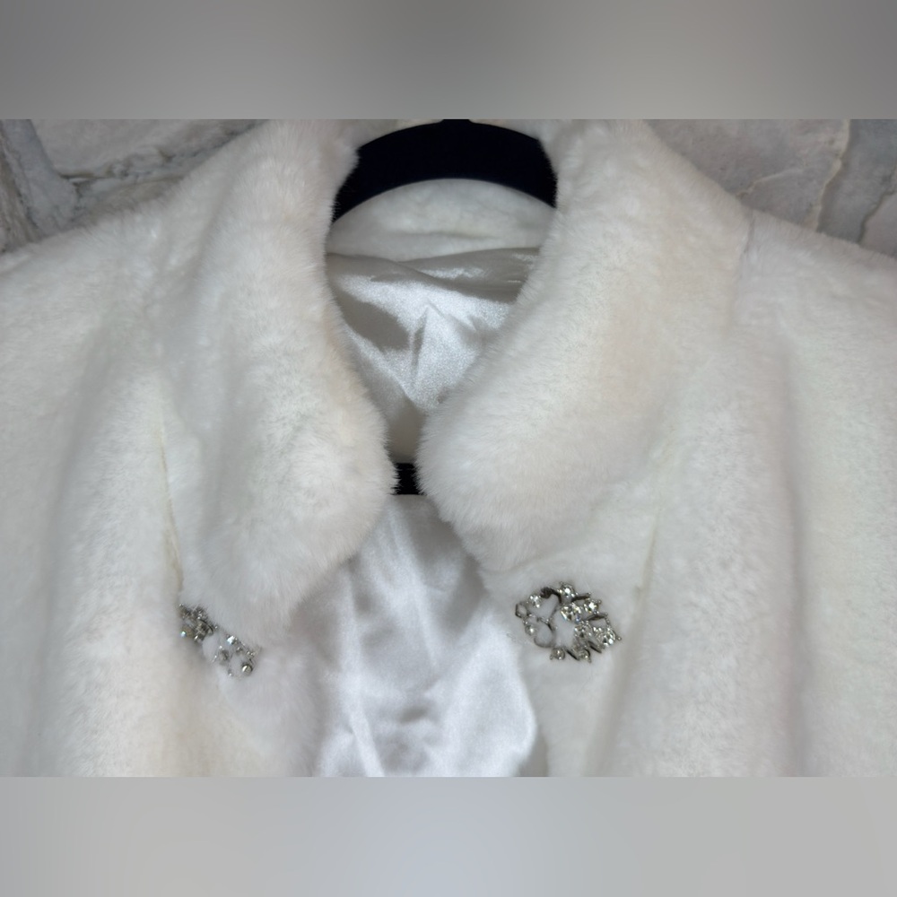 Women’s Elegant White Faux Fur Bridal Cape w/Brooch Accents, One Size Fits Most - Picture 2 of 10